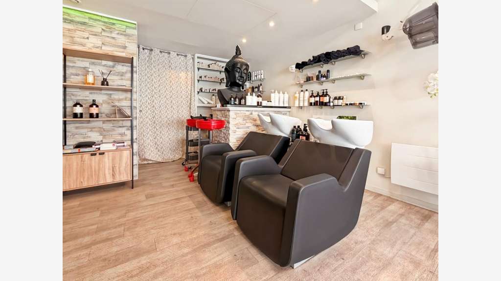À VENDRE - SALON DE COIFFURE - BEL EMPLACEMENT 