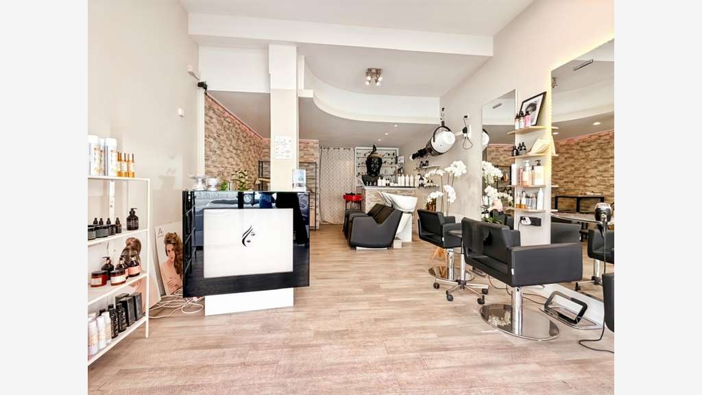 À VENDRE - SALON DE COIFFURE - BEL EMPLACEMENT 