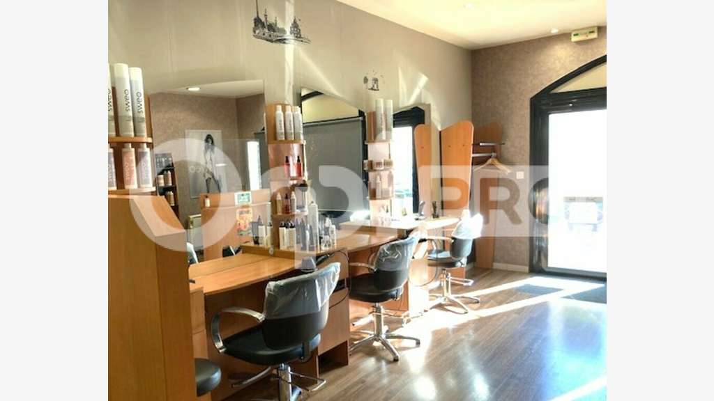 Vente salon de coiffure bel emplacement en Loiret