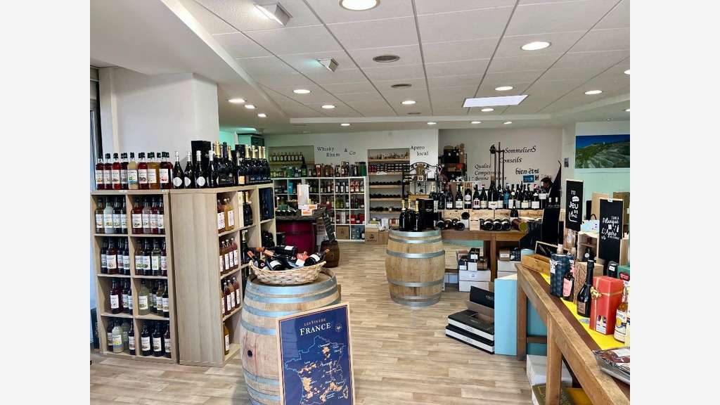 LIVRON-SUR-DROME - FONDS DE COMMERCE DE CAVE A VIN