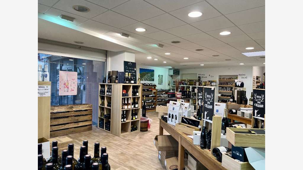 LIVRON-SUR-DROME - FONDS DE COMMERCE DE CAVE A VIN