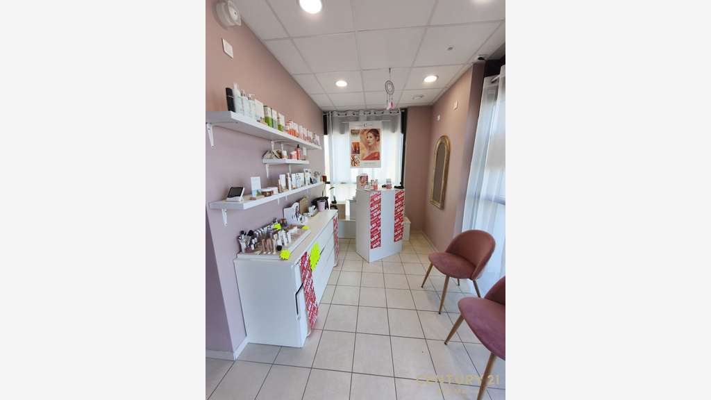 AV fonds institut de beauté fort potentiel à Luçon