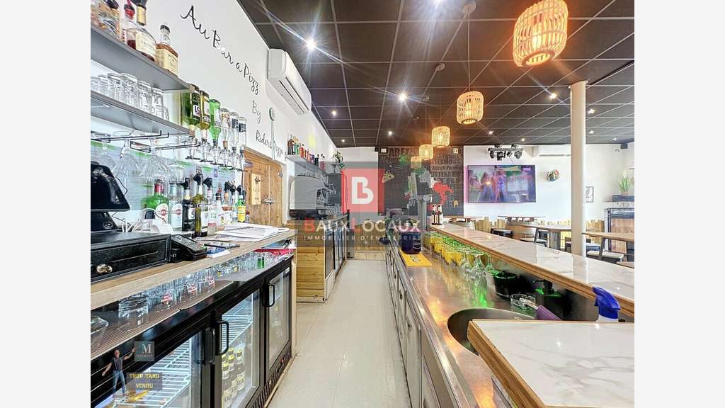 Bar brasserie licence IV à vendre à Sénas centre