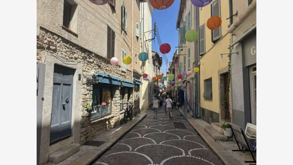 Cède établissement unique dans le Vieil Antibes