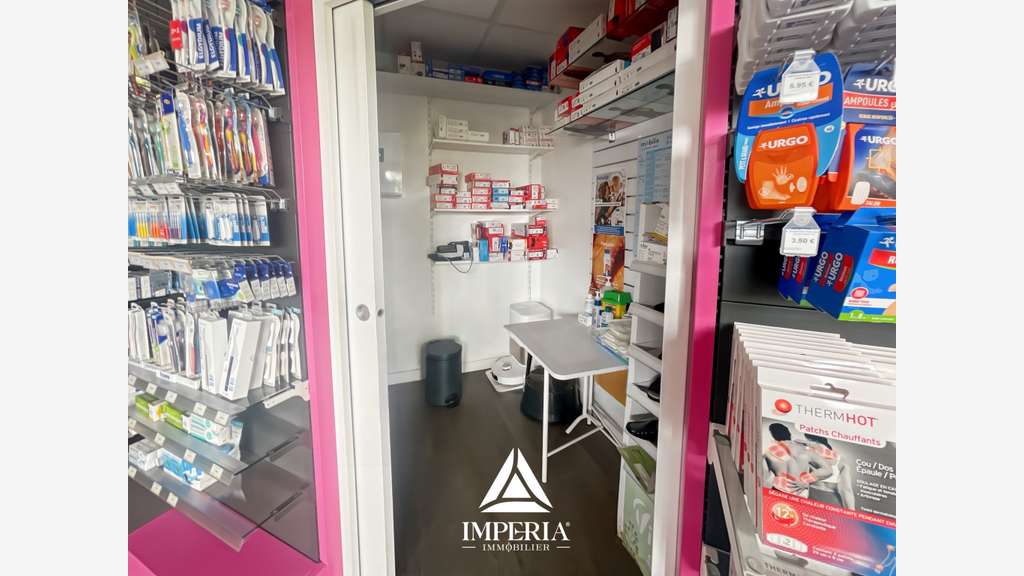 Cède pharmacie de quartier centre commercial Tours