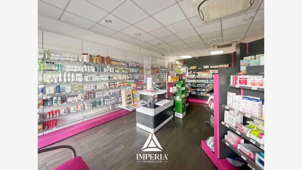 Cède pharmacie de quartier centre commercial Tours