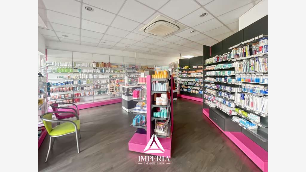 Cède pharmacie de quartier centre commercial Tours