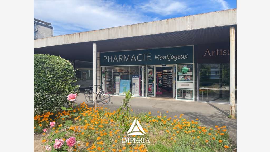Cède pharmacie de quartier centre commercial Tours