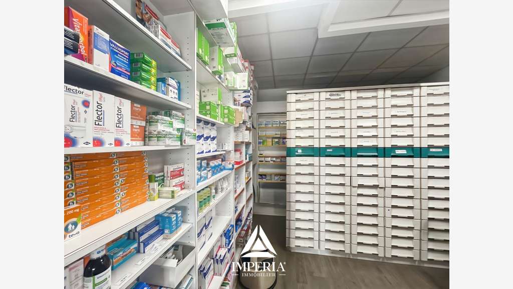 Cède pharmacie de quartier centre commercial Tours