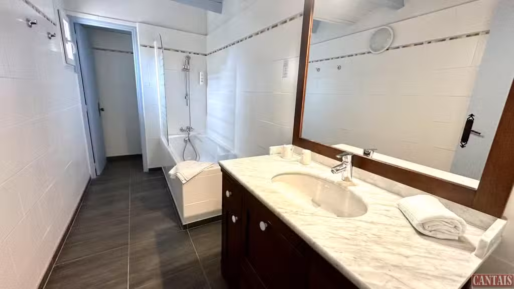 Vente hôtel bureau proche ville touristique 30