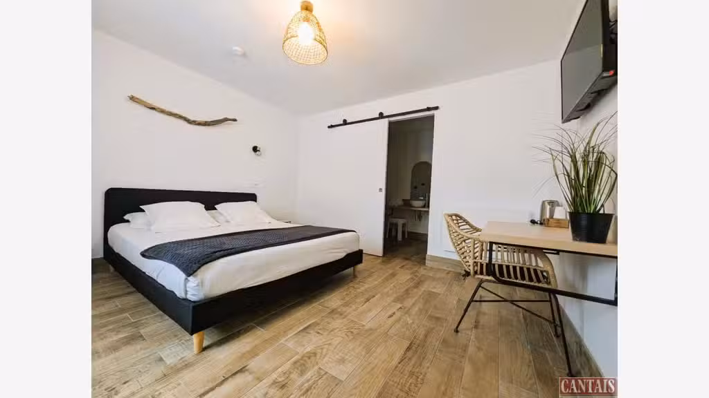 Vente hôtel bureau en rue piètonne des Landes