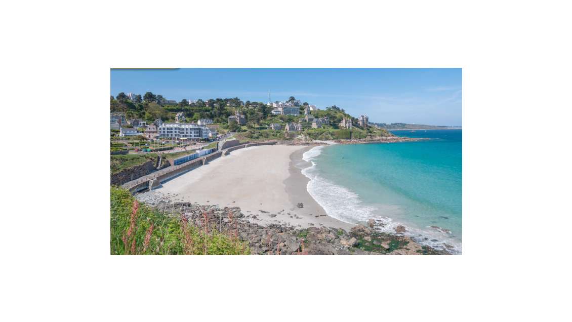 A vendre hôtel bureau sur la Côte de Granit Rose