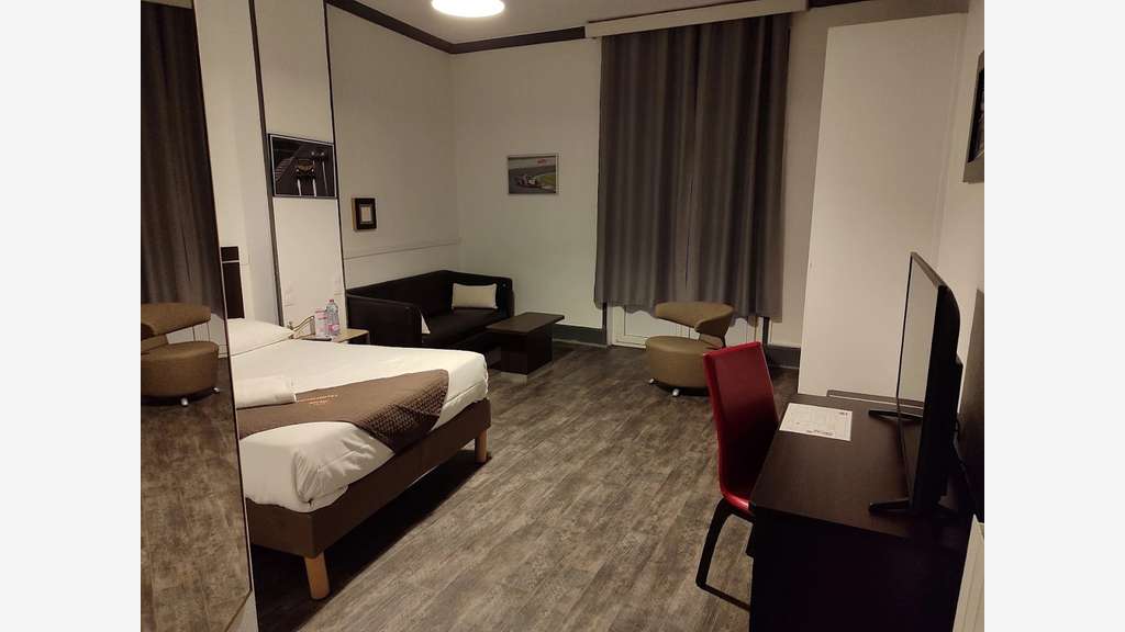 2 Hôtels à vendre 58 chambres à rénover en partie