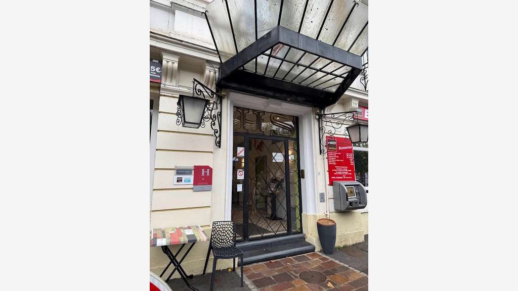 2 Hôtels à vendre 58 chambres à rénover en partie