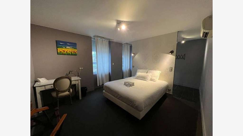 À Vendre hôtel 800m² de 13 chambres au Creusot