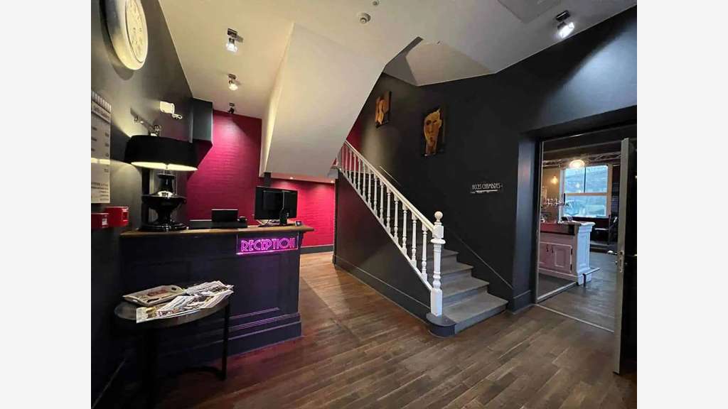 À Vendre hôtel 800m² de 13 chambres au Creusot