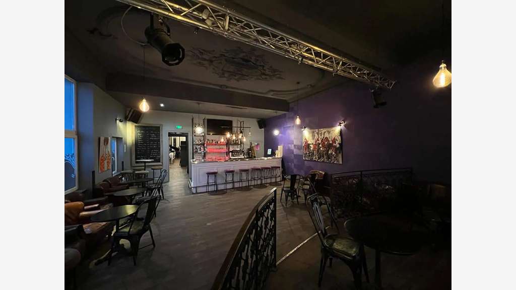 À Vendre hôtel 800m² de 13 chambres au Creusot