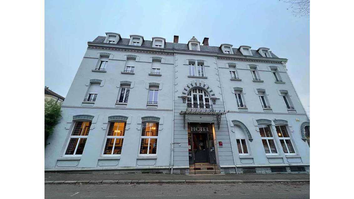 À Vendre hôtel 800m² de 13 chambres au Creusot