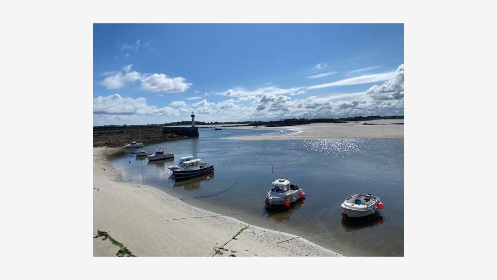 Vente hôtel sur le port de Moguériec, à Sibiril