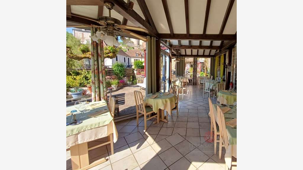 À vendre hôtel restaurant idéalement situé Creysse