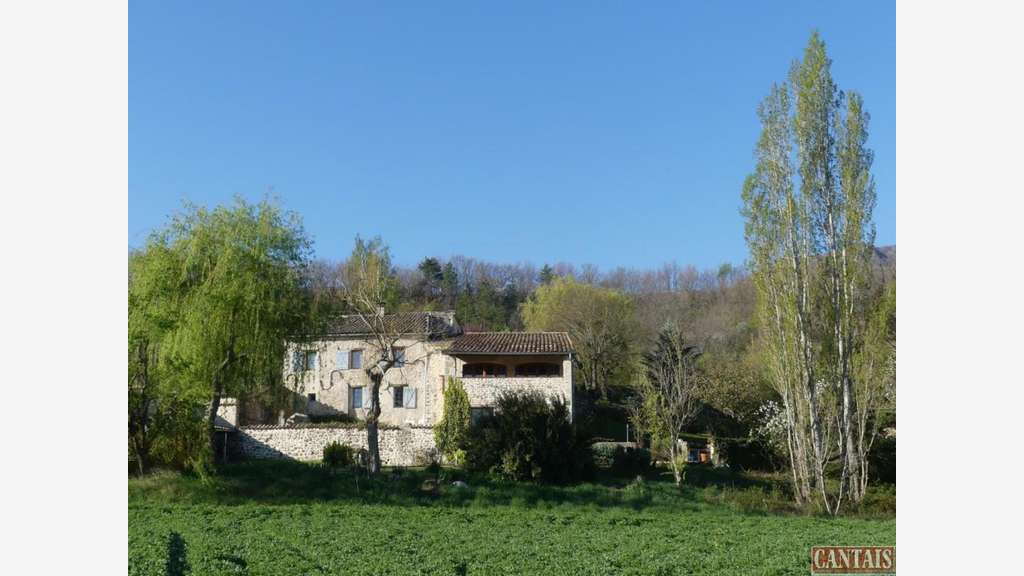 AV 2 gîtes avec piscine et logement aux Alpes