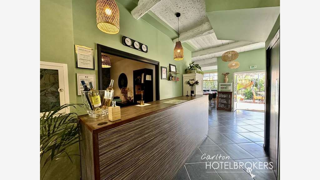 Vente hôtel 3 *** rénové au coeur du Var
