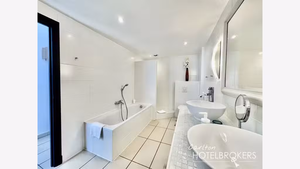 Vente hôtel 3 *** rénové au coeur du Var