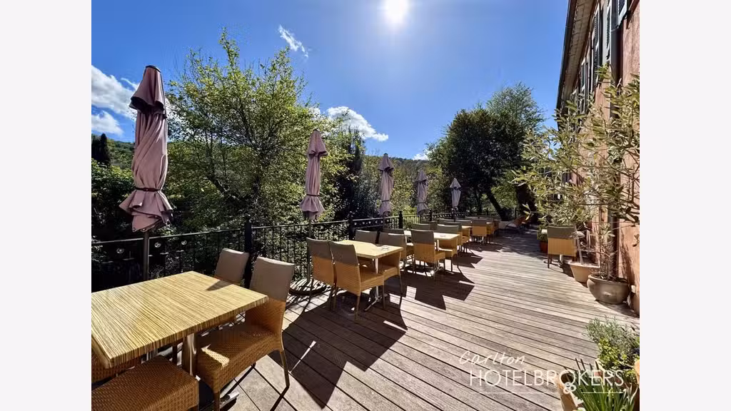 Vente hôtel 3 *** rénové au coeur du Var