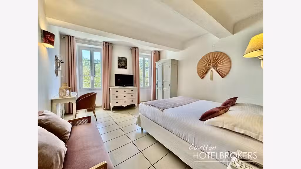Vente hôtel 3 *** rénové au coeur du Var