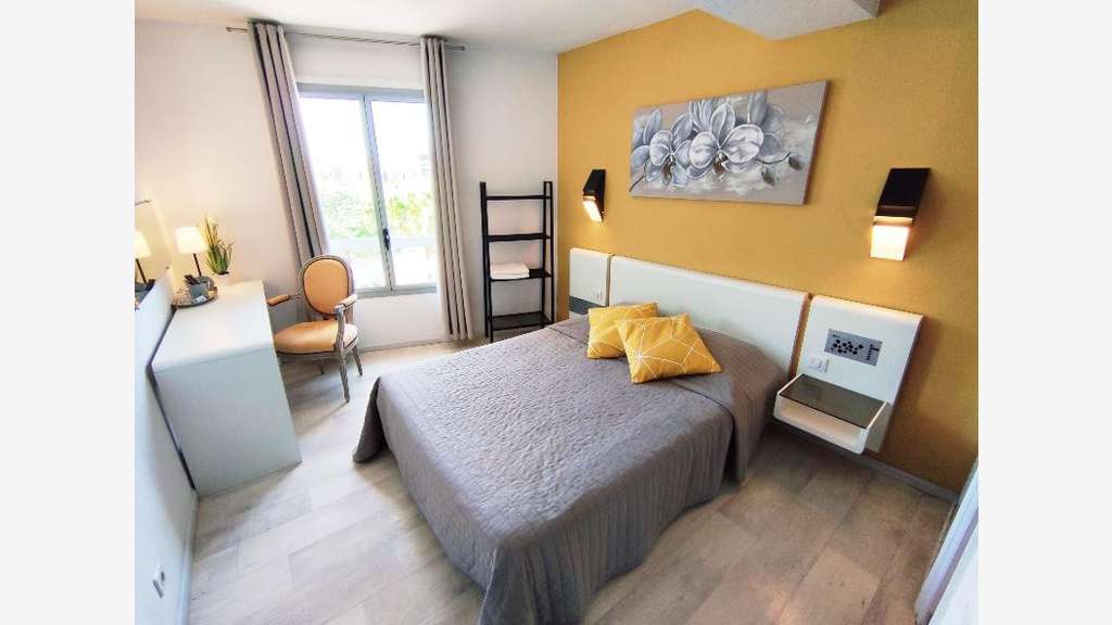 Vente hôtel bureau 3 *** en arrière pays Vence
