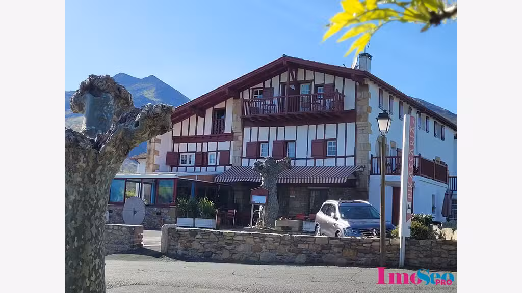 AV hôtel bar restaurant à Sare au pied de la Rhune