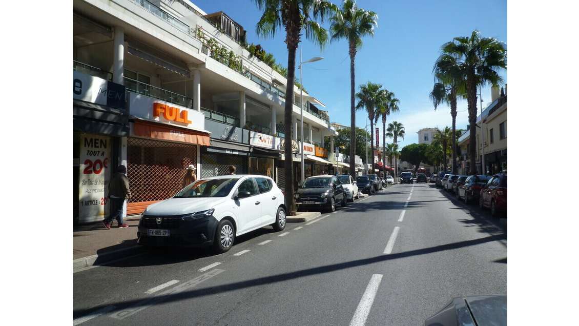 A vendre belle affaire d'angle à Juan les Pins