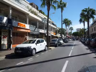 A vendre belle affaire d'angle à Juan les Pins