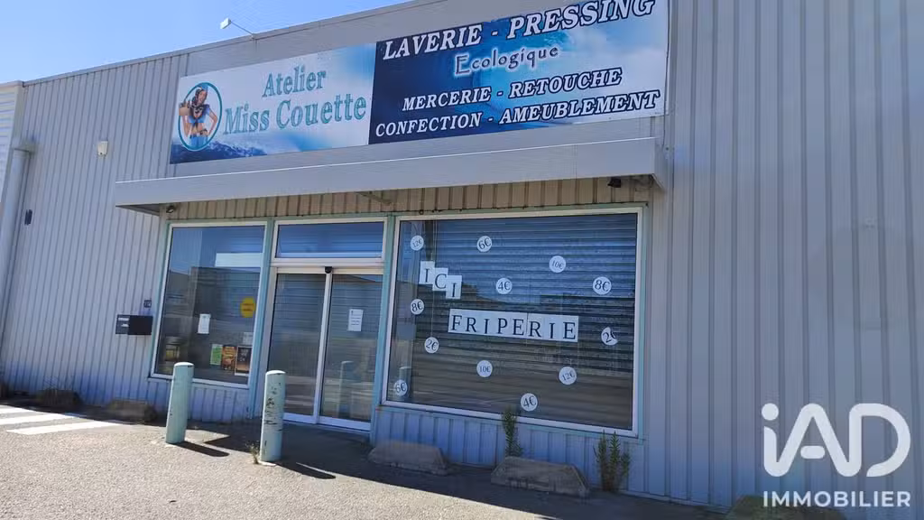AV pressing + parking en zone d'activité à Orange
