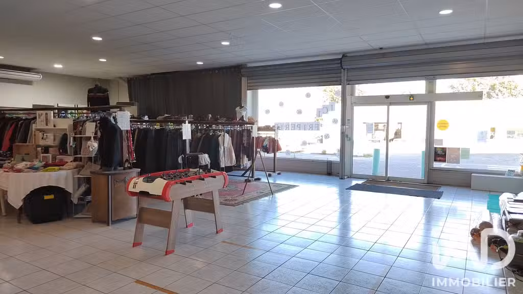 AV pressing + parking en zone d'activité à Orange