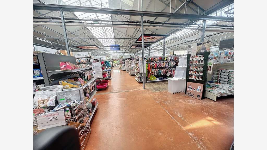 Fonds + murs jardinerie sous enseigne à Dampierre