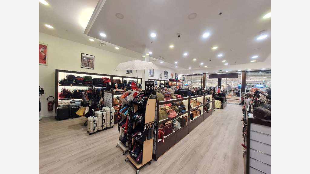 AV FDC bagagerie 180m² empl premium Chambourcy