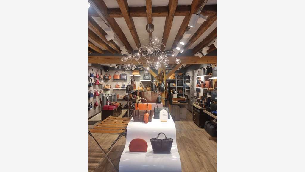 Cession FDC maroquinerie 80m² à Versailles centre