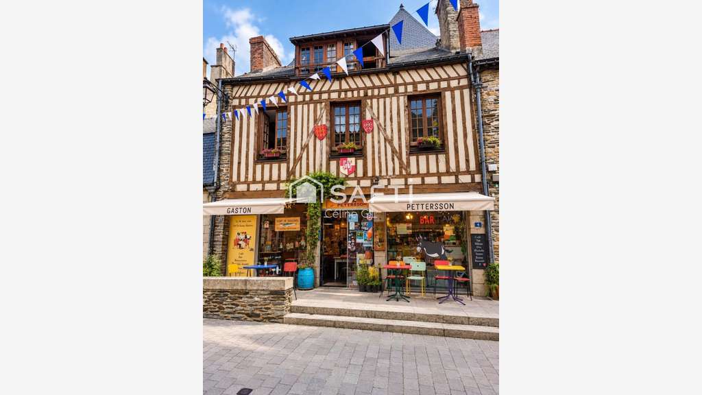 A vendre murs + fonds bar à Josselin centre