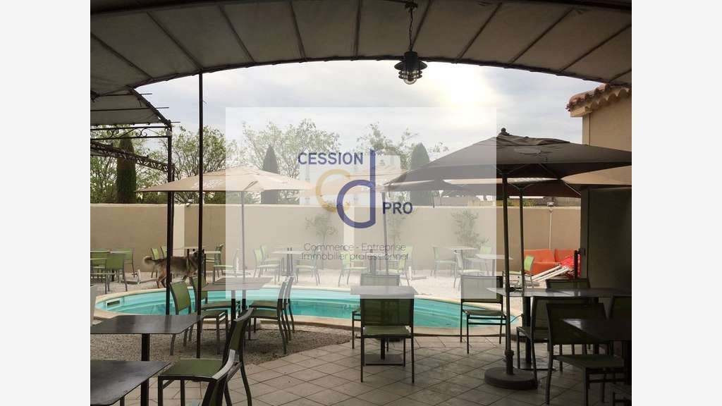 vend pizzeria avec piscine et logement en Provence
