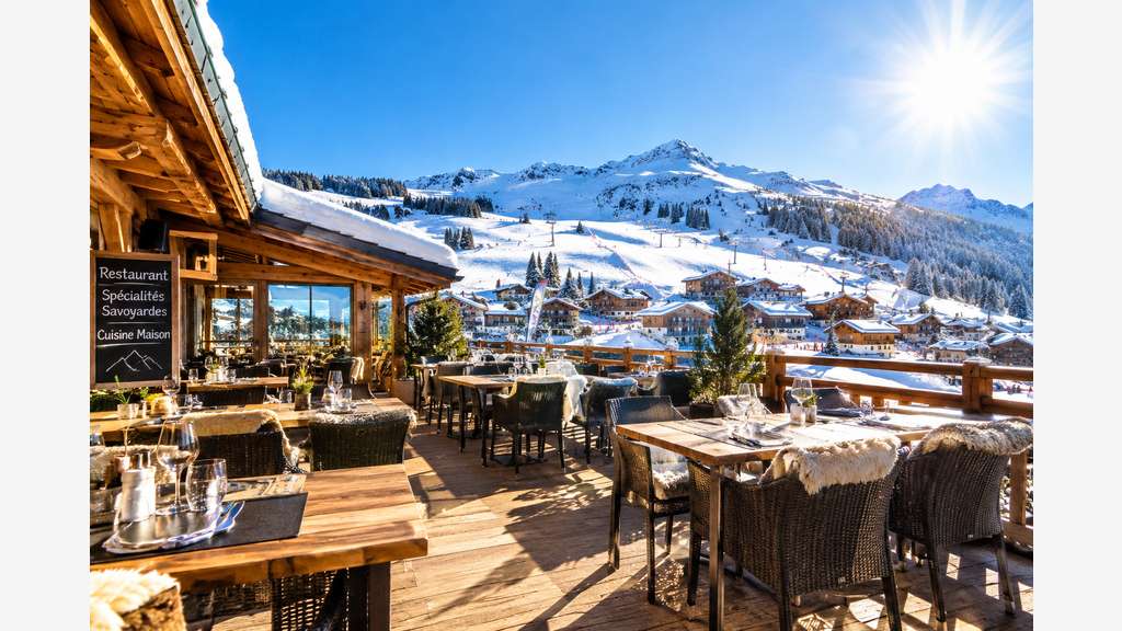 Bar restaurant avec terrasse en station de ski 06