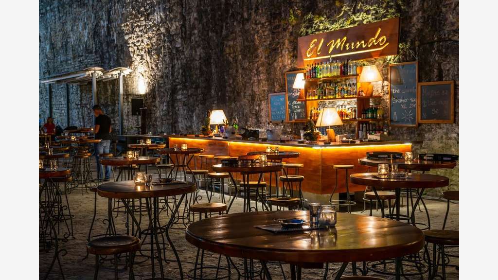 Restaurant de grand charme à céder à Arles centre