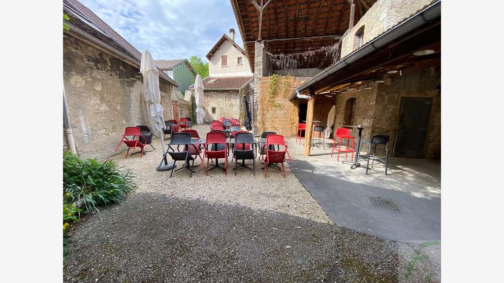 Etablissement à vendre avec terrasse à Culoz