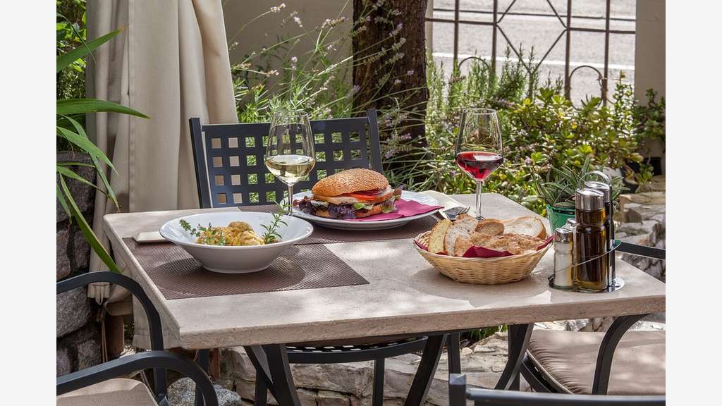 Vente restaurant L3 murs + fonds proche Aix-en-Pce