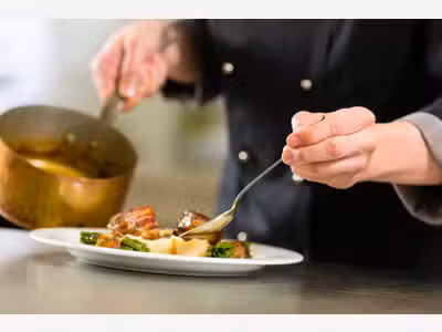 AV restaurant de chef dans village côté du 06