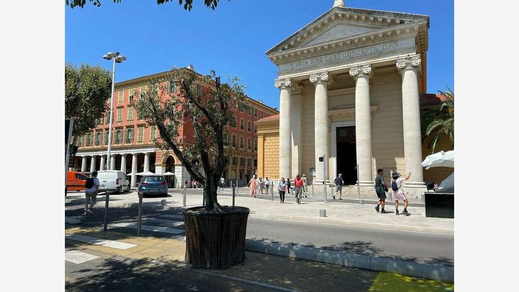 NICE  QUARTIER DU PORT  BAR RESTAURANT D'ANGLE