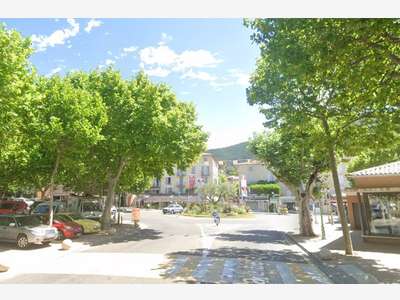 AV bar restaurant Lic IV sur place centrale Nyons 