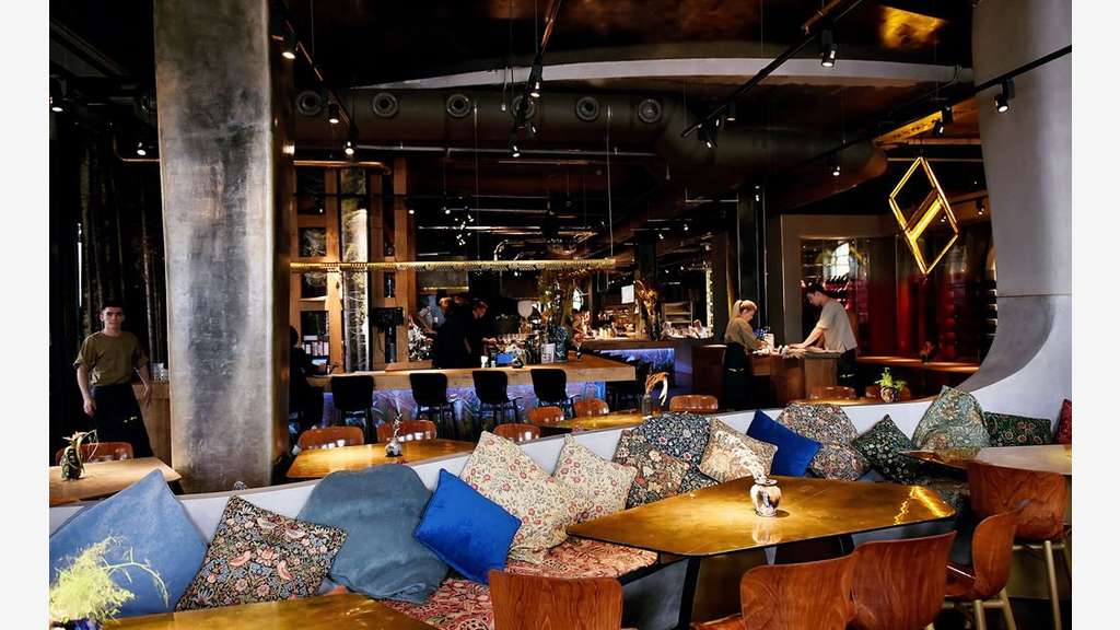 Restaurant en angle avec terrasse