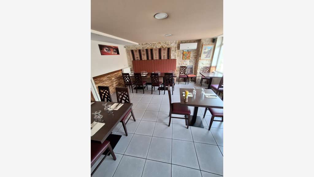 Vente restaurant avec licence IV et logement - 50