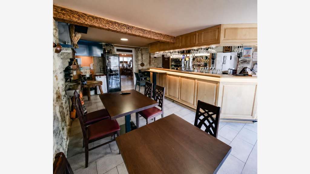 Vente restaurant avec licence IV et logement - 50